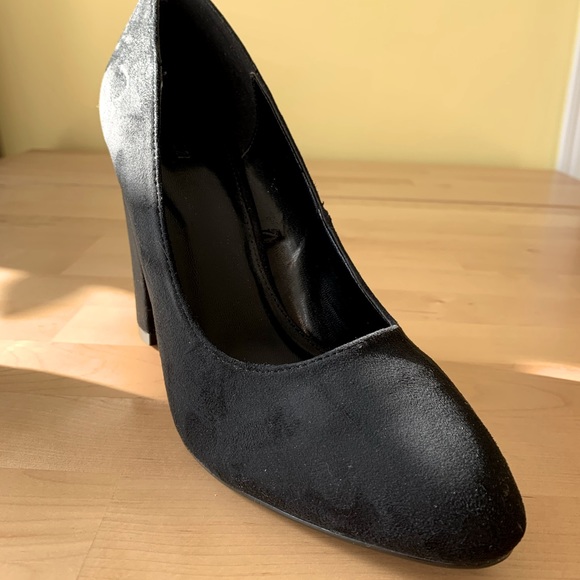Black Heeled Pumps - Picture 4 of 5
